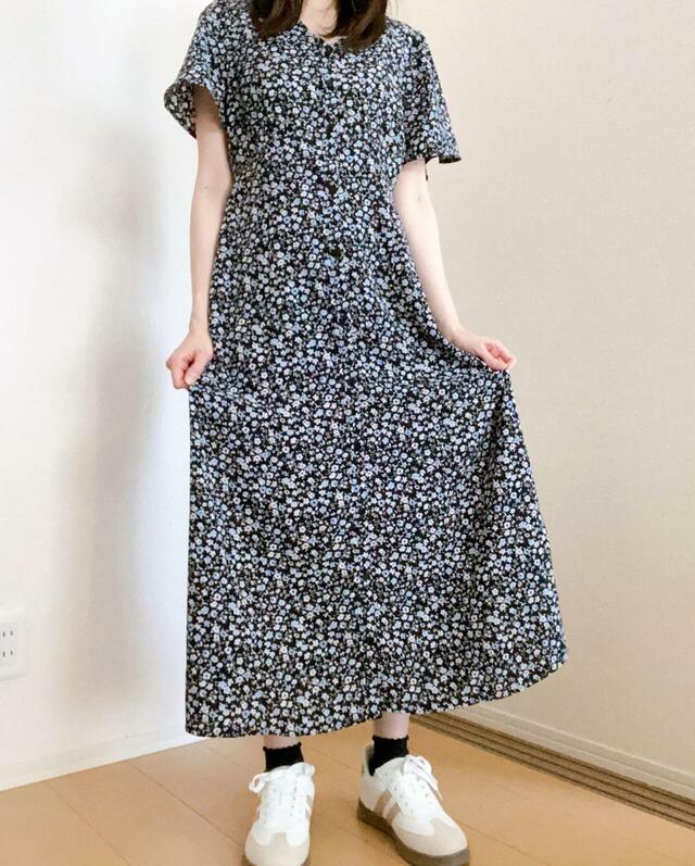 【Honeys / CINEMA CLUB】黒ベースの花柄ワンピとも自然になじみ、甘すぎない大人カジュアルな雰囲気に◎
