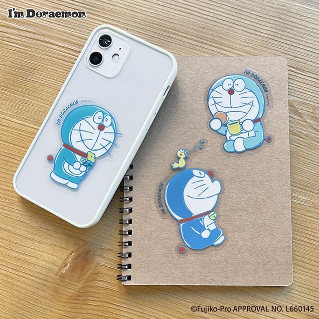 【ドラえもん】「I’M DORAEMON/クリアステッカー」¥385／スマホケースに挟んだり、パソコンやタブレット、ノートなど、身の回りのアイテムに貼っても◎