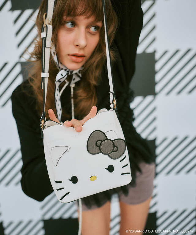 【ハローキティ×VIS】「ダブルフェイス ハートカットバッグ MINI」¥7,190／背面には「ハローキティ」のフェイスを大胆にデザイン