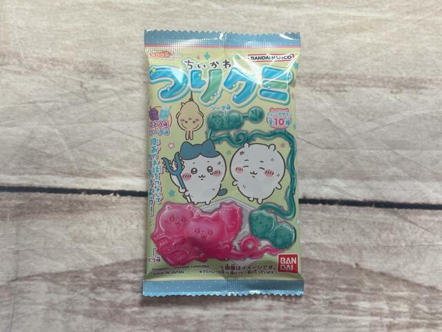 こちらのパッケージは穴に落ちてしまったハチワレを助けた時のイラスト。尊い…！背後にいるうさぎもかわいい♪