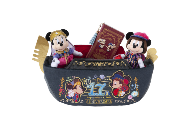 ティッシュボックスカバー ¥2,500 ※スマートフォンケース、ぬいぐるみバッジは別売り|東京ディズニーシー「17thアニバーサリー」グッズ|2018年9月3日(月)発売