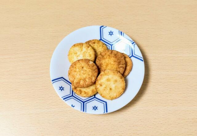 【関口醸造 たいめいけんカレーせんべい 410g 1198円】カレーらしいスパイス感を存分に楽しめる