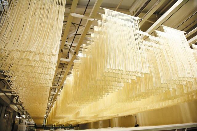 「手延べ製法」＜期間：2025年5月30日〜6月1日＞【【味の民芸】5/30〜6/1の3日間限定！つるつるもちもちの手延べうどんが食べ放題！人気イベント『手延べうどん食べ放題』開催！】