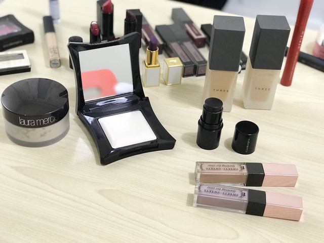 アイドルグループを中心に日々現場に通っているKさん（仮名）の一押しコスメ。（左から）ローラ・メルシエ　ルースセッティングパウダー／ILLAMASQUA BEYOND POWDER 7G - DAZE／ILLAMASQUA コントアリング ジェル スカルプト - シルエット／THREE アルティメイトプロテクティブプリスティーン プライマー／スウィーツ スウィーツ スパークリングアイグロス