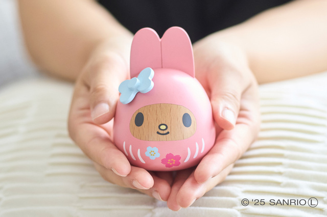 マイメロディ 木製だるま　両手に乗るサイズ感