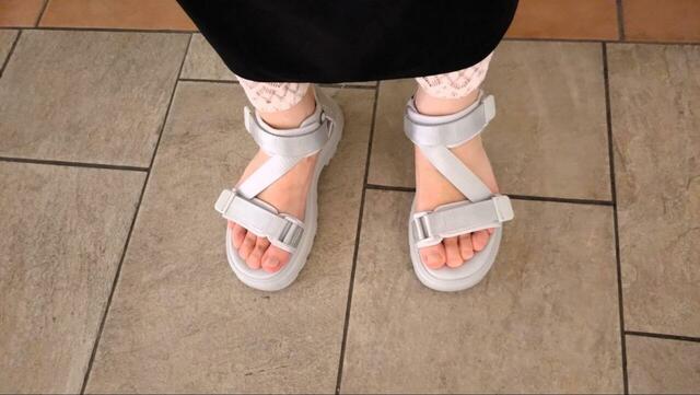 【GU ボリュームソールテープサンダル】甲を斜めに渡るテープが足の形をきれいに見せてくれます