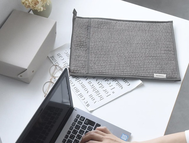【ボンマモン「すっきりスリムな ヌビ風 PCケース」】ふんわりヌビ風生地が大人かわいい、PCケースが登場