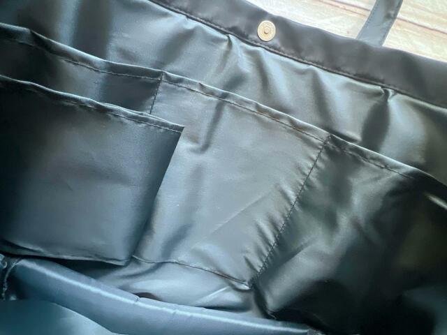 内側の前面側には仕切りポケットが3つ