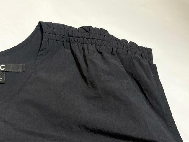 【ユニクロC  ギャザーワンピース／ノースリーブ】肩先が少し隠れるので、ノースリーブというよりフレンチスリーブのような印象です