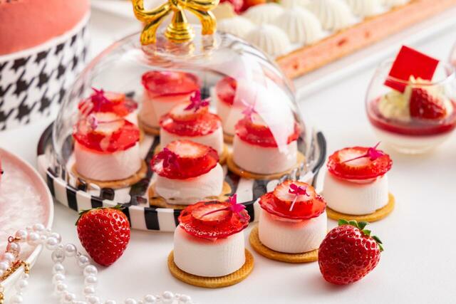 「ストロベリーペタル」<期間:2025年12月27日~2026年5月上旬頃まで>【モノクロームのおしゃれ空間でいちごスイーツを満喫♪「ヒルトン東京」で“アジョリーコラボスイーツ”も楽しめる苺ビュッフェ開催!】