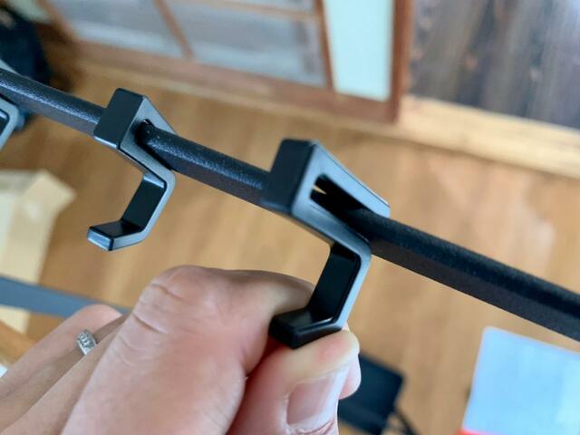 【山崎実業 引っかけアンブレラスタンド】フックは手で簡単に取り付けられます