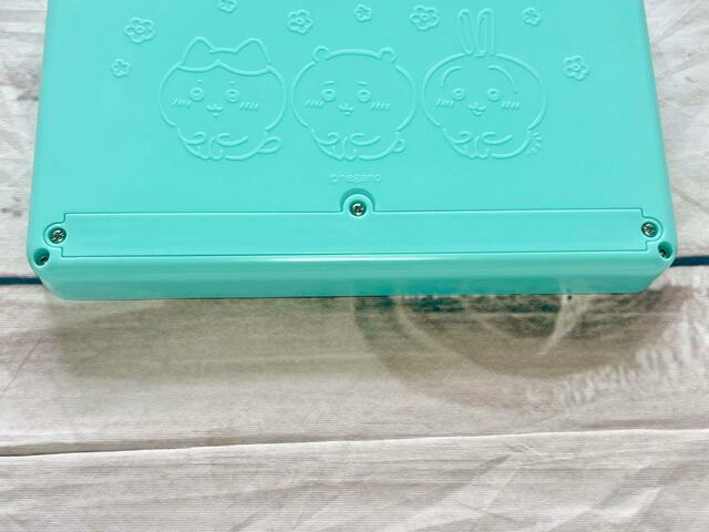 背面にある電池入れの蓋はネジで留まっています