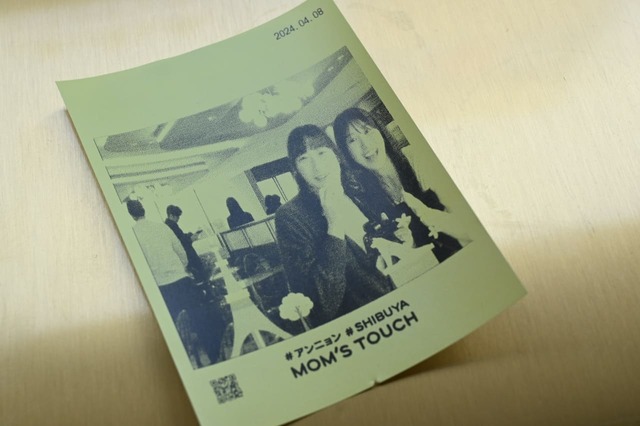 慣れない「レシート写真機」にあたふたするライター（左）