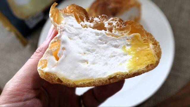 【トライアル 限界までクリームつめちゃいましたカスタード・ホイップシュー】本当に限界までクリームがぎっしり…!ホイップ多めに見えますが、カスタードも奥にちゃんと詰まっています