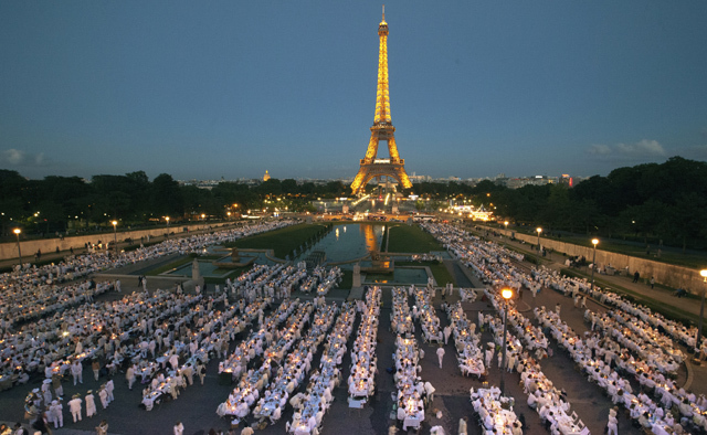 超優雅な“白”で統一されたパーティー「ディネ・アン・ブラン」