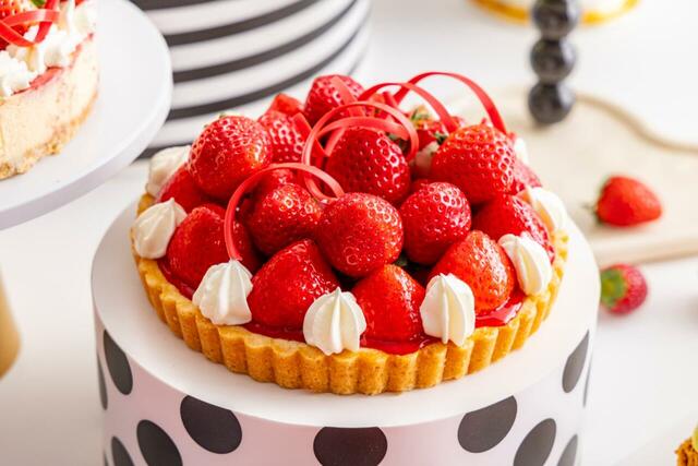 「ストロベリータルトa la Hat」<期間:2025年12月27日~2026年5月上旬頃まで>【モノクロームのおしゃれ空間でいちごスイーツを満喫♪「ヒルトン東京」で“アジョリーコラボスイーツ”も楽しめる苺ビュッフェ開催!】