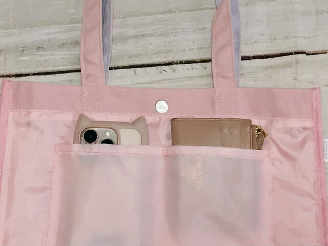 区切りポケットにはスマホやフラグメントケースを収納！