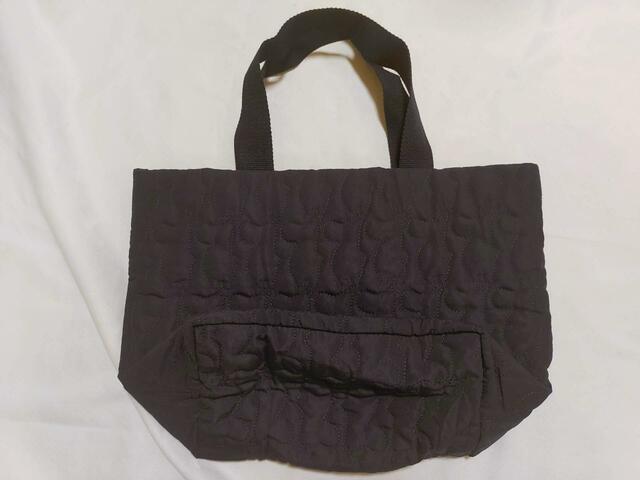 裏面はシンプルな無地