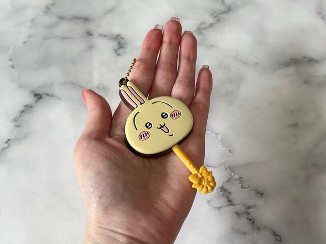 チャームは手のひらに収まるサイズ感。キャラクターによって異なりますが、うさぎが1番大きいです