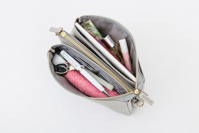 使い勝手抜群の3層構造で、必要最低限のものがまるっと入ります