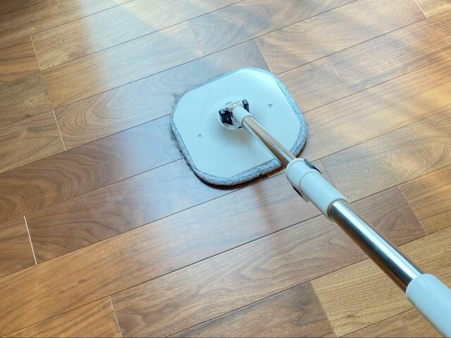 【アイリスオーヤマ キレイな水でWASHモップ】可動域が広いので掃除もスムーズ！