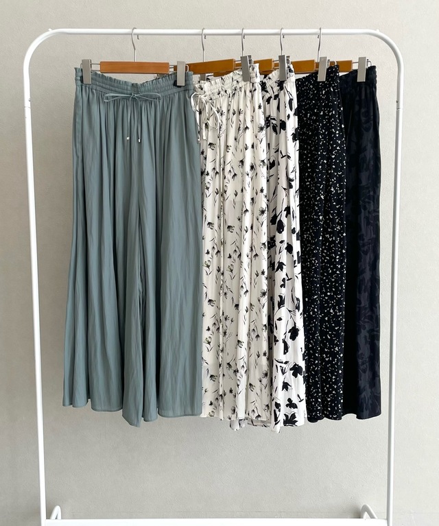 「さらさらリラックスフレアワイドパンツ」4,950円(税込)