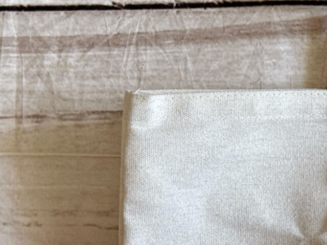 素材は綿とポリエステルの混紡。コットンキャンバス調の生地です