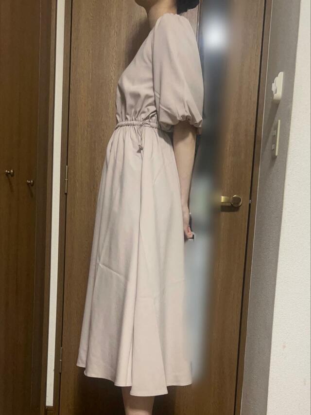 【Honeys ドロスト使いワンピース】お腹周りに切り替えのポイントがあるので、ぽっこりを気にしなくて良さそう!