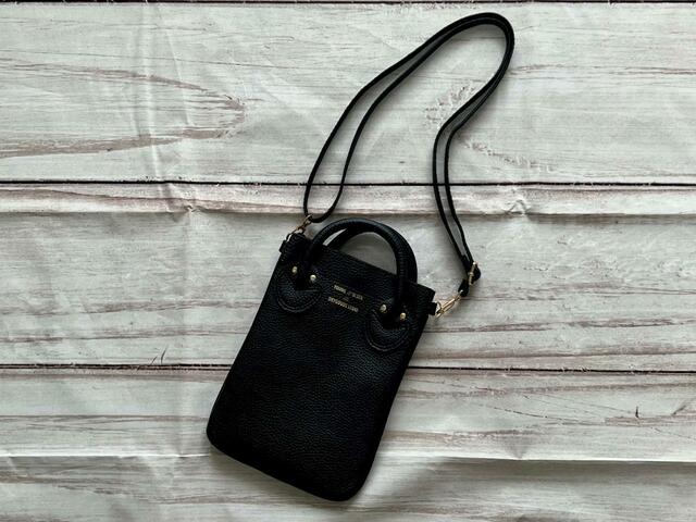 【YOUNG & OLSEN（ヤングアンドオルセン）スマホショルダーバッグ】今回はブラックをチョイス