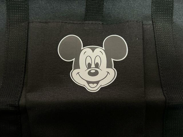 ポケットにモノトーンのミッキーがいます！かわいい〜！