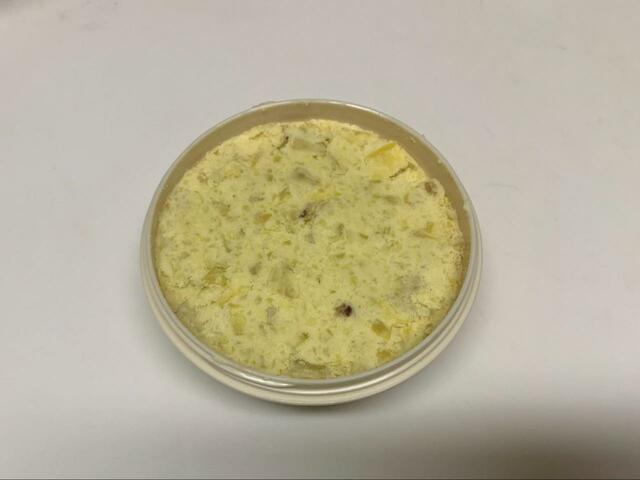 【工程4 さつまいもをケーキの型にする】丸いタッパーに潰したさつまいもを入れ、押し固めます