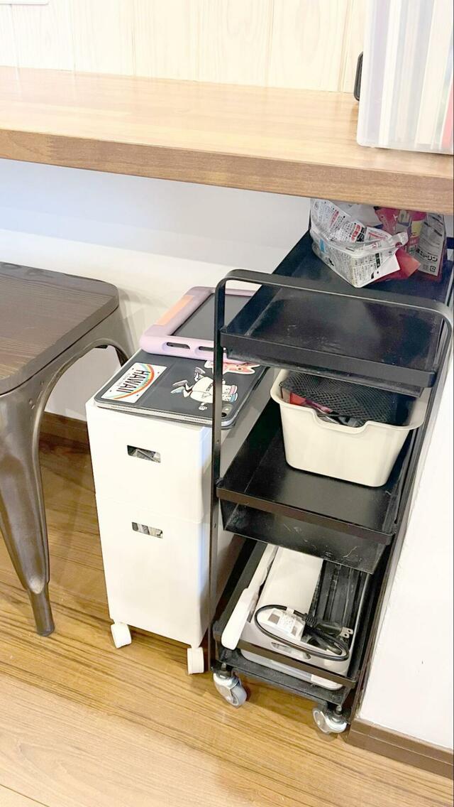 【山崎実業 tower 蓋付き収納ボックスワゴン】ボックスの上にも荷物を載せられるので、取り出しやすいよう子ども達のタブレット類を置いてみました