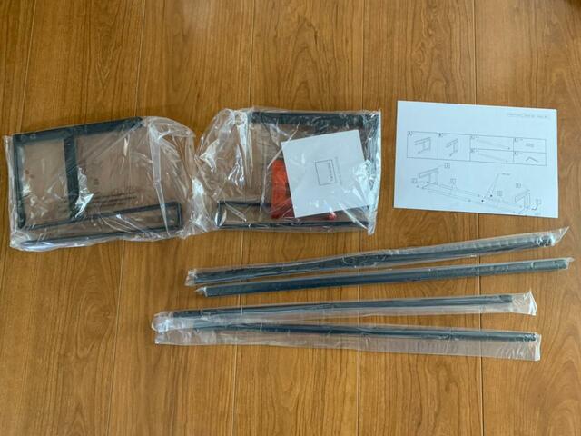 【山崎実業 浮かせる伸縮シューズラック】袋に包まれた左右の引っかける部分のパーツ、パイプが4本と説明書