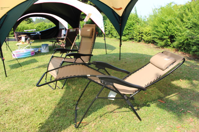 リクライニングできるチェア。