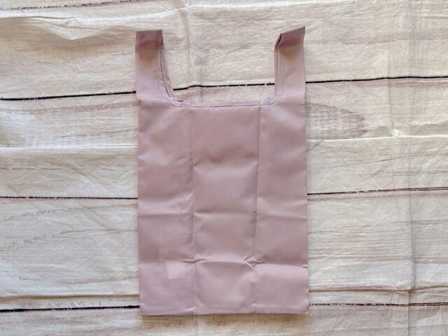 背面は装飾がないシンプルなデザイン