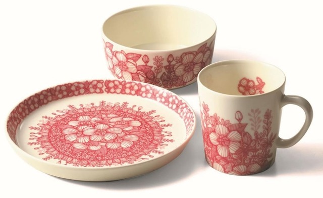 【北欧祭2023】＜フィンランド＞ イッタラ「フヴィラ」 （写真奥）ボウル（直径12.7×高さ5.8cm） 3,300円 （写真左）プレート（直径18.5×高さ2.5cm） 3,300円 （写真右）マグ（300mL） 3,630円