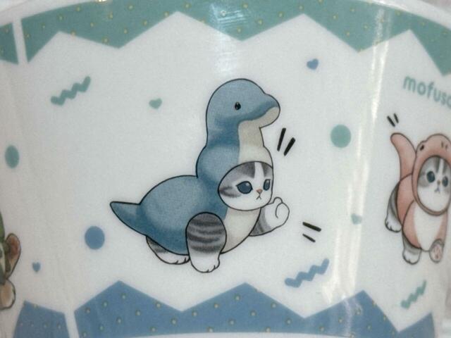 【ファミリーマート×mofusand／シリアルボウル＆白桃ゼリー】頭が大きな着ぐるみをきたかいじゅうにゃんも。むっちりしたおててがキュートです♪