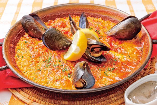 関西「鶏肉料理」の名店／ワインと欧風料理 La poste（摂津本山）　魚介の鍋焼きパエリア 2600円