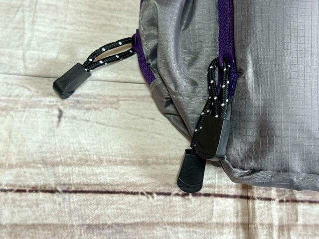 ファスナーの引き手にはパラコードのストラップ付き！