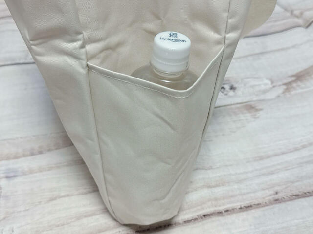 両サイドのポケットに550mlのペットボトルを入れてみました