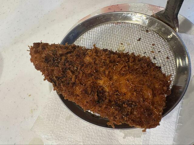 【コストコ AJIFLUFFY アジフライ】こんがり揚がった瞬間から、絶対おいしいやつが確定するビジュアルに。衣の立ち上がりが見た目にもサクサクです！