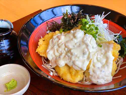 海を眺めながら味わえる地産の新鮮素材