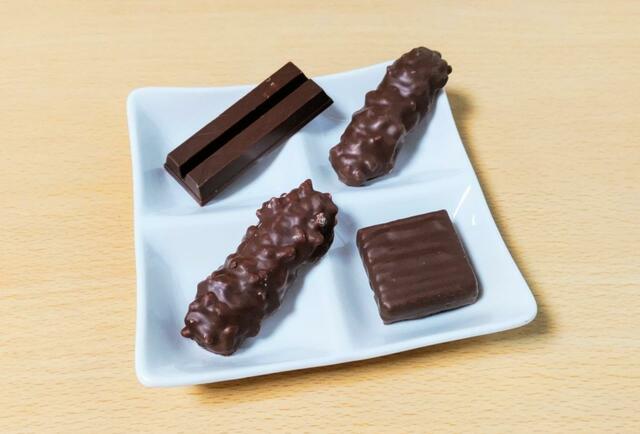 【巴商事　クゥアンタ ブレーク シェアリングミックス　778g（51個）　1098円】4種のチョコは食感だけでなく、風味もそれぞれ違う