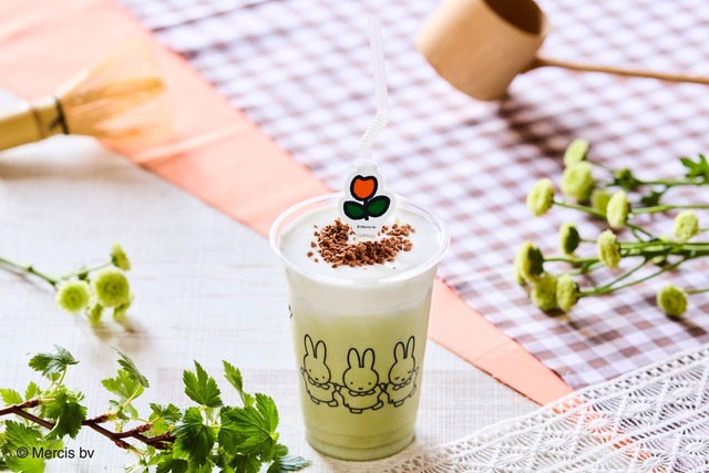 【ハウステンボス「ミッフィー・ワンダースクエア」】ミッフィーのふわふわそのぎ抹茶ラテ／⾧崎特産の「そのぎ抹茶」で草原をイメージしたふわふわ抹茶ラテ