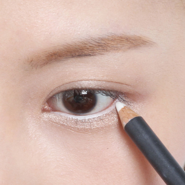 4. Cでインラインを描く／粘膜の赤みをカバーしてお人形フェイスに。鏡でbefore/afterを比べてみて。