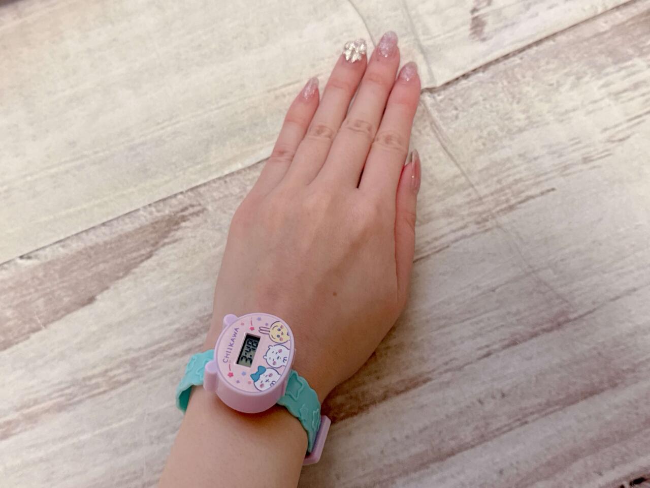ちいかわ最新グッズ】デスクに置けてめちゃ便利♪ 大人も使える「時計 