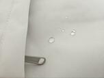 【KEYUCA N撥水 ライトシェル リュック】本体生地は撥水加工がされていて、水をしっかり弾いてくれます◎