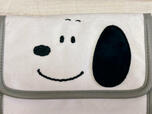 【しまむら】スヌーピーの「ポーチ(PEANUTS)」スヌーピーのお顔は刺しゅうで表現されており、お耳は別で縫われた立体仕様。ぬいぐるみのような雰囲気で、持っているだけで癒やされます♪