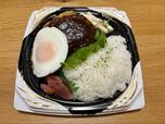 【サミット 肉の旨み溢れる濃厚デミグラスハンバーグ弁当】争奪戦間違いなし!みんなでシェアしたくなる濃厚ハンバーグです