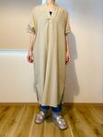 【無印良品 コットンドビー織りチェック 五分袖ワンピース】身長166cm・スモーキーグリーンチェックのLサイズ着用。デニムと合わせるのもおすすめです